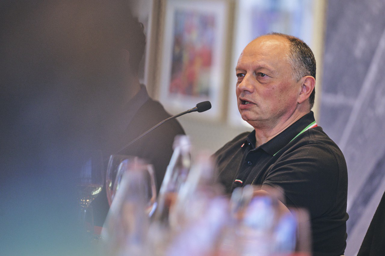 Vasseur: “Queste auto si sposano poco con lo stile di guida di Leclerc, ma Charles è molto sveglio e ce la farà”