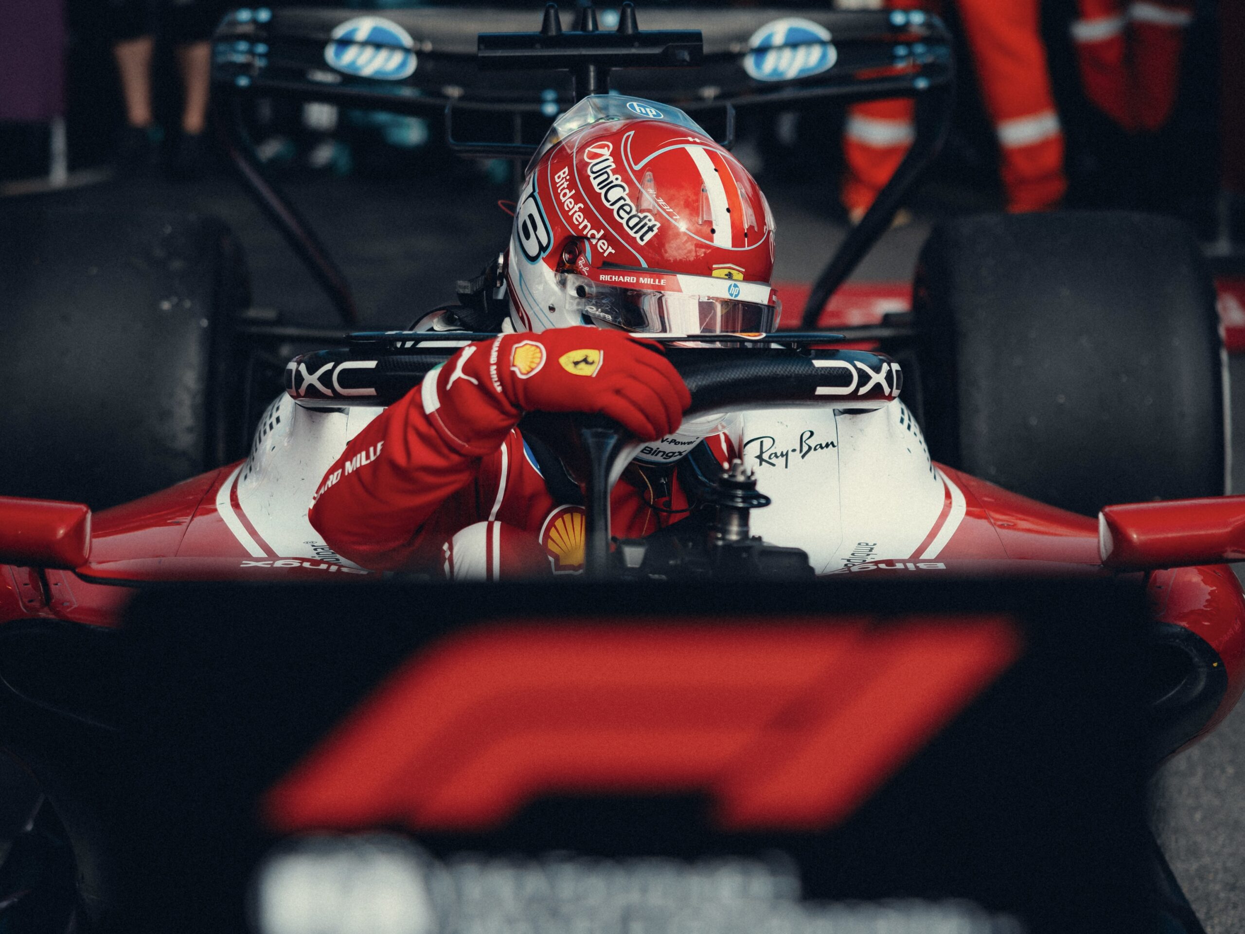 Leclerc: “Non sono per nulla felice della mia gara e del mio passo, però c’è comunque il sorriso. Secondo me abbiamo tante cose da poter ottimizzare”.