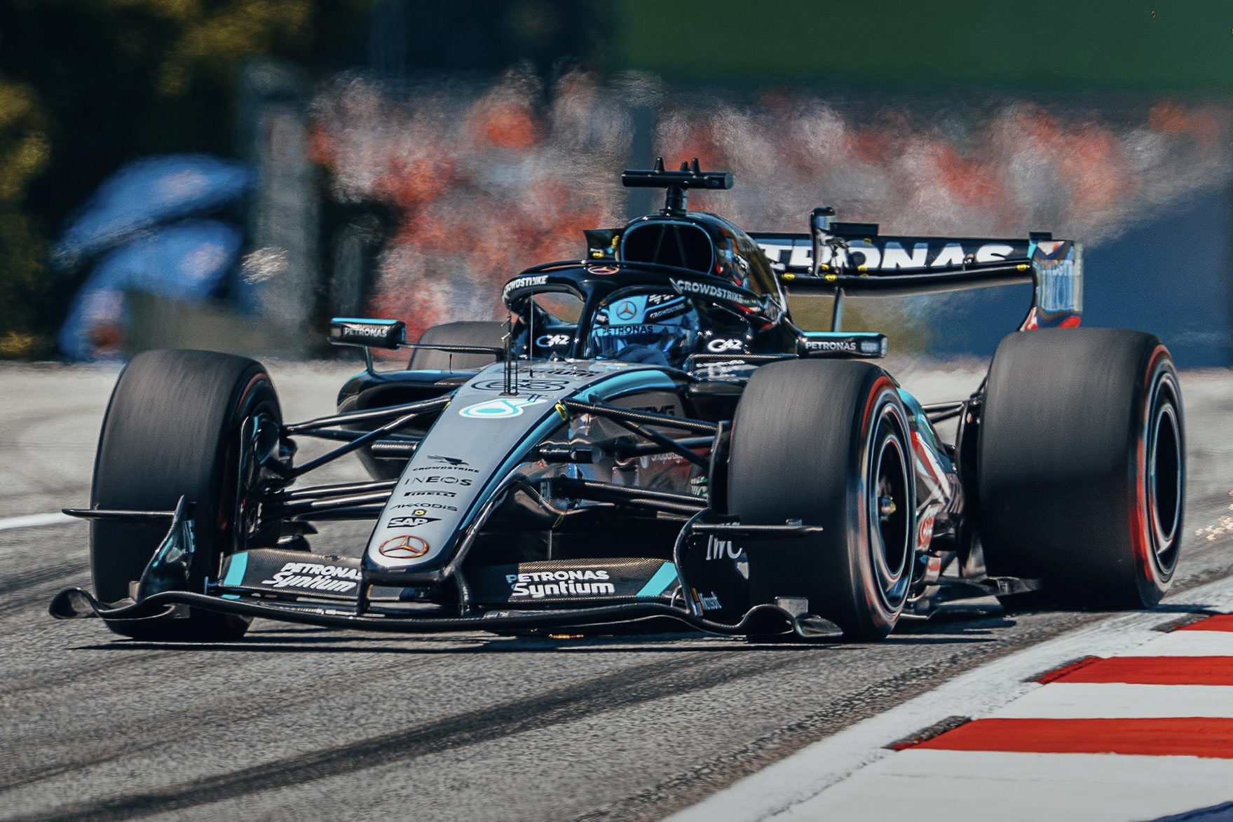 Wolff: “Russell ha alzato il piede 100 metri prima, giro regolare”