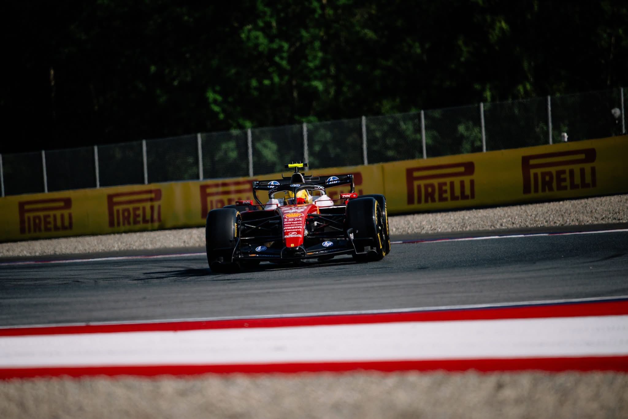 Hamilton: “Troppa la differenza di motore. Non penso che riusciremo a colmare il gap nel 2026”
